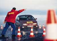 Instruktor beim Fahrsicherheitstraining