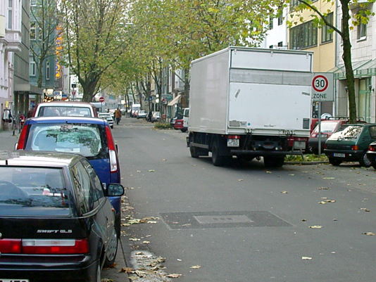 parkender Lkw verdeckt das Schild