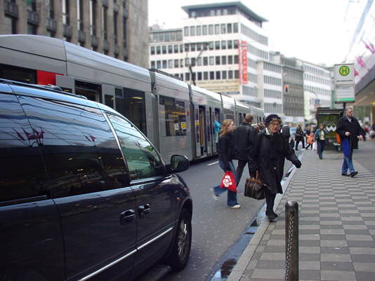 Straßenbahnhaltestelle und Fahrgäste